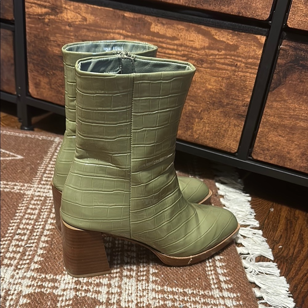Chinese Laundry Green Heeled Boots - Picture 5 of 7